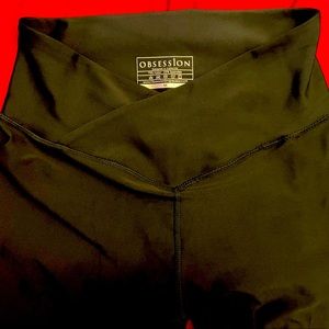 Obsession Capris - Black. Medium. Scrunch butt seam for enhanced curvature.